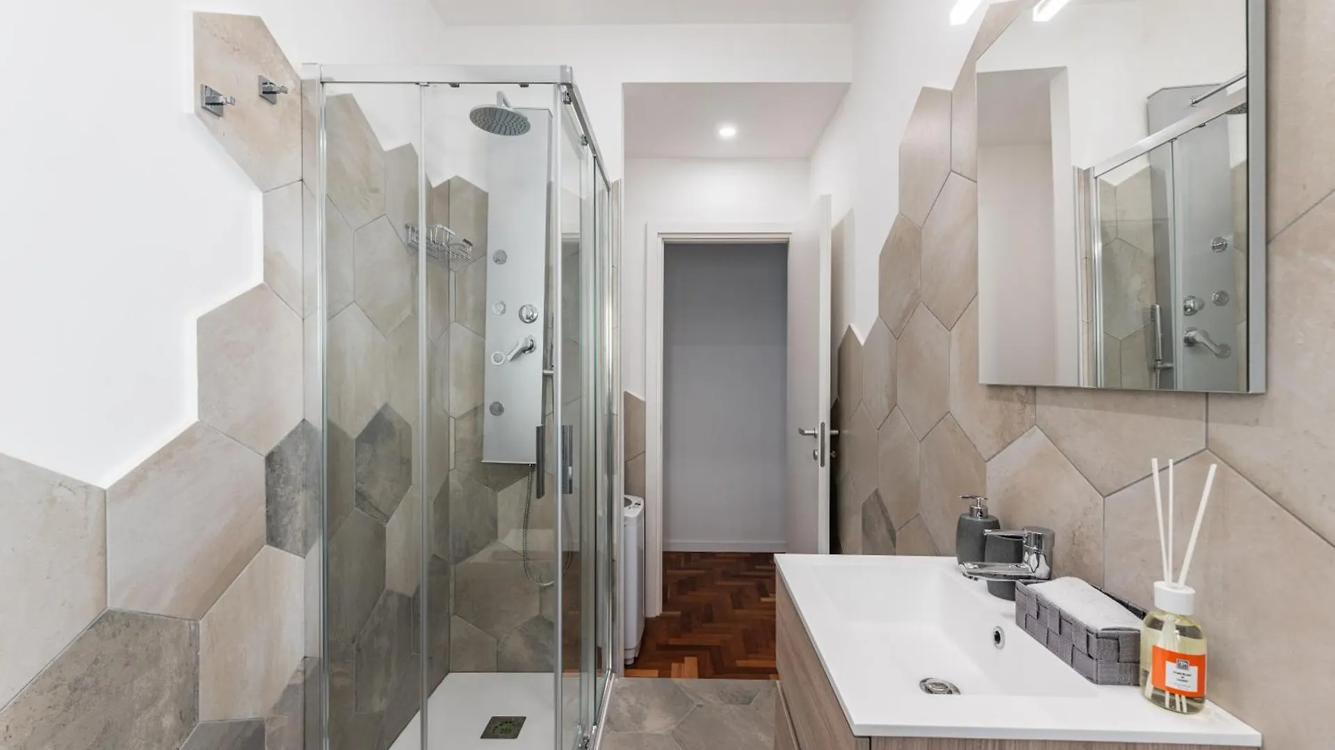 Skylife Modern 4-Bedroom Trastevere Apartment Rome Italy