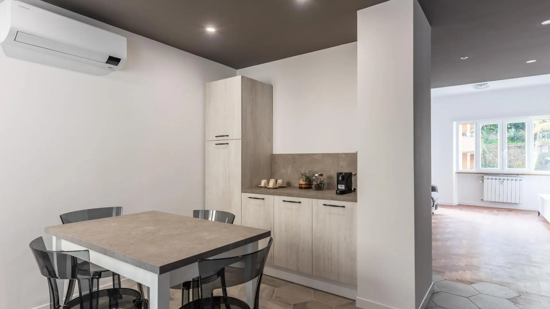 Skylife Modern 4-Bedroom Trastevere Apartment Rome 0*,