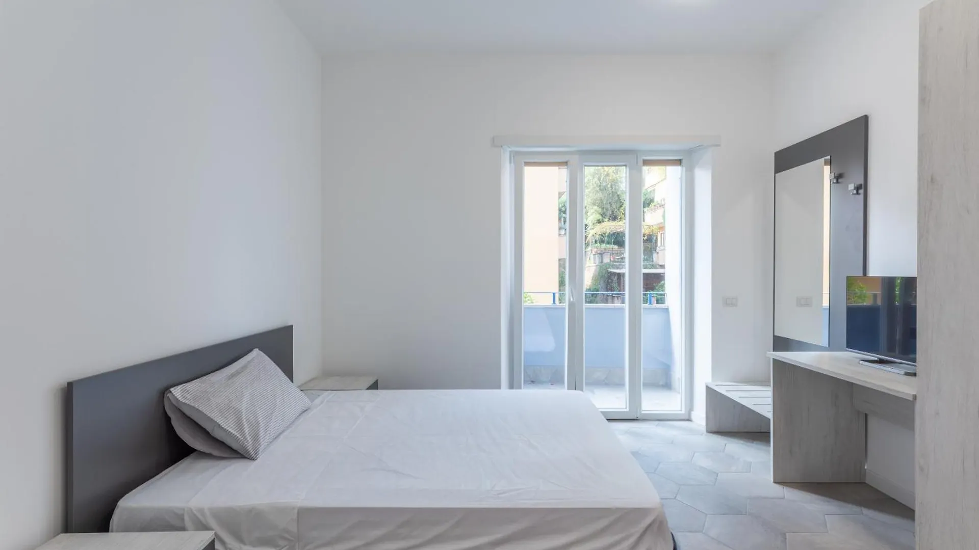 Skylife Modern 4-Bedroom Trastevere Apartment Rome